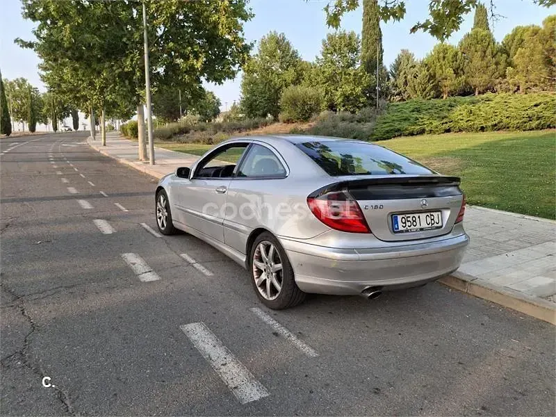 Usado Mercedes C180 143 CV (105 kW) 2002 Gris / plata Berlina