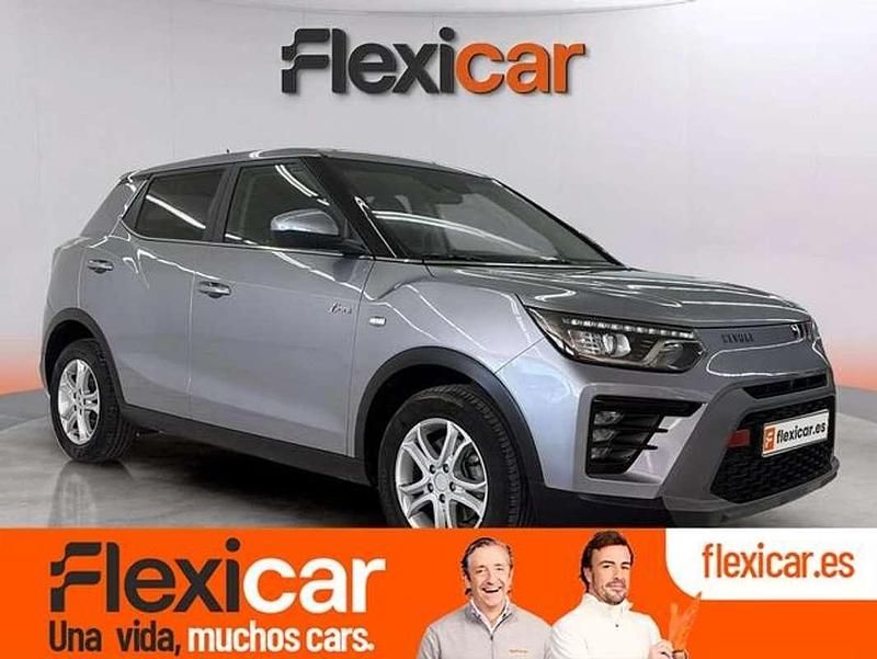 Gris Usado 2024 Ssangyong (KGM) Tivoli SUV | 16.490 € (Precio justo) - Imagen 1/4