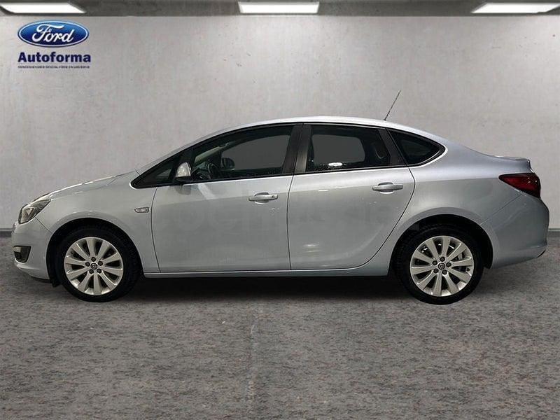 Usado Opel Astra Elegance 140 CV (102 kW) 2016 Gris / plata Berlina