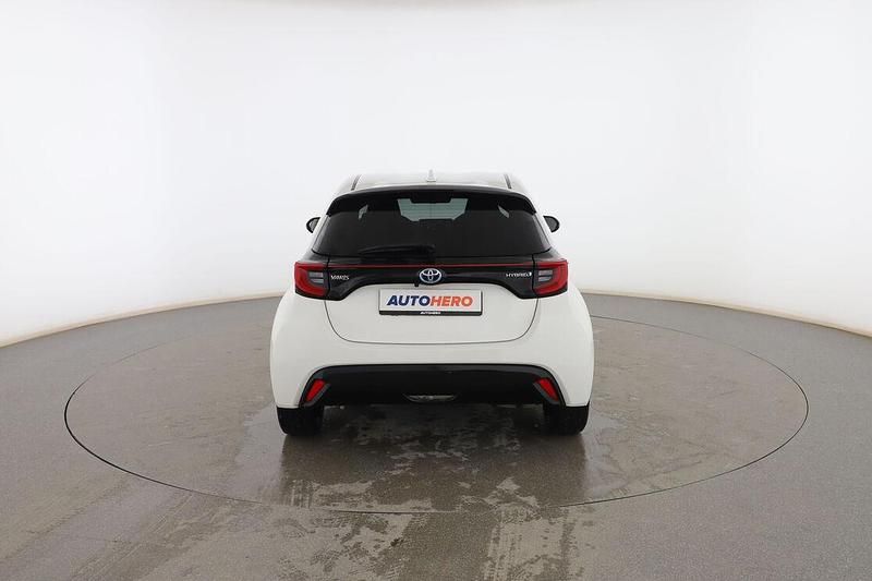 Usado Toyota Yaris Hybrid Style 120 CV (88 kW) 2022 Blanco Berlina