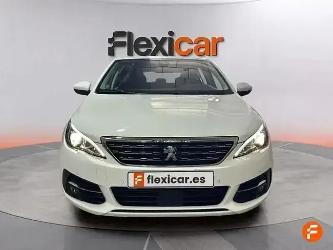Usado Peugeot 308 Allure 130 CV (95 kW) 2018 Blanco Berlina