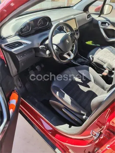 Usado Peugeot 2008 Allure 110 CV (80 kW) 2018 Rojo SUV