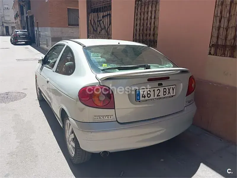 Usado Renault Mégane Coupé Dynamique 95 CV (69 kW) 2002 Amarillo Coupe