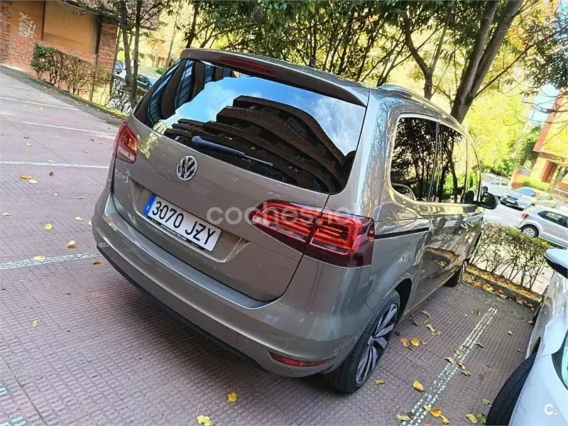 Usado VW Sharan Sportline 184 CV (135 kW) 2017 Marrón Monovolumen