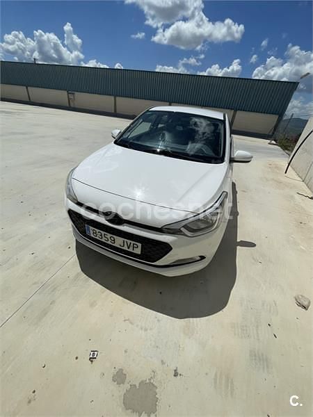 Blanco Usado 2016 Hyundai i20 Berlina | 6900 € (Buen precio) - Imagen 1/4