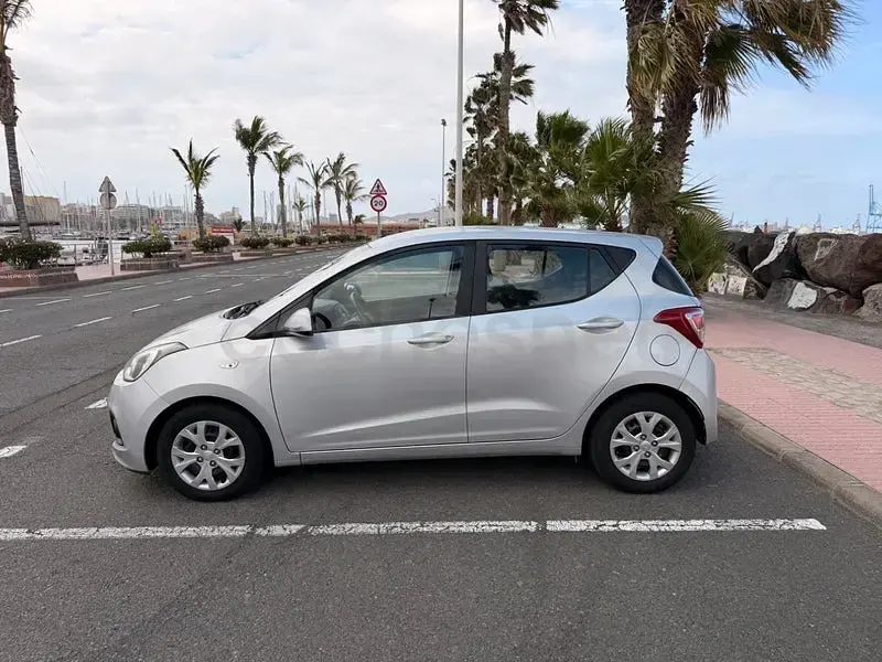 Usado Hyundai i10 66 CV (48 kW) 2014 Gris / plata Utilitario