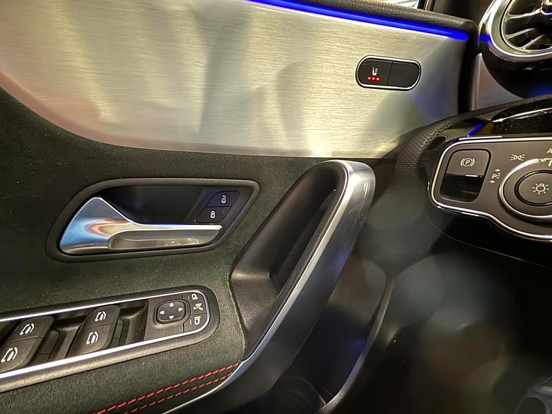 Usado Mercedes A200 AMG 163 CV (119 kW) 2022 Amarillo sol Utilitario