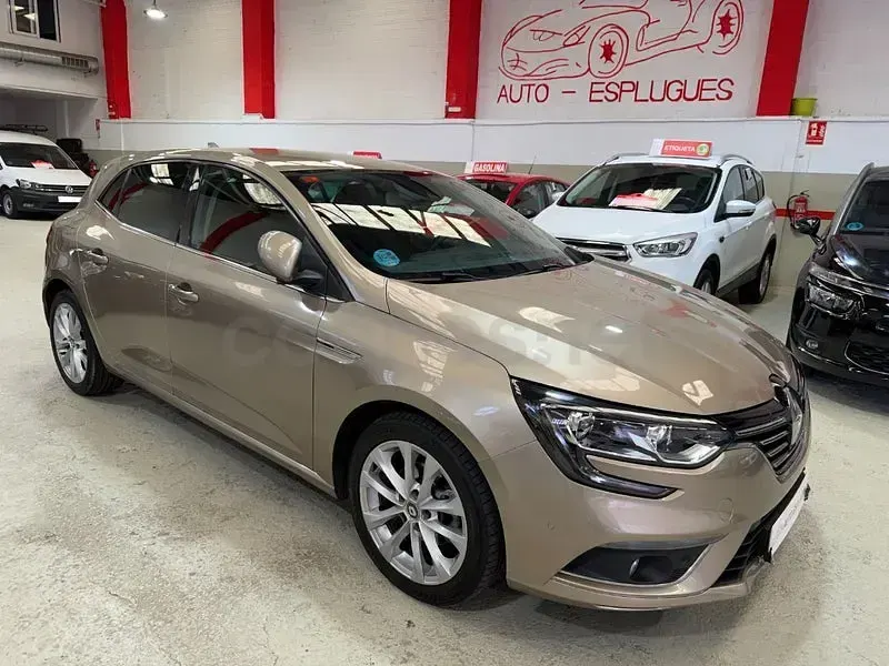 Usado Renault Mégane Zen 140 CV (102 kW) 2019 Beige Berlina