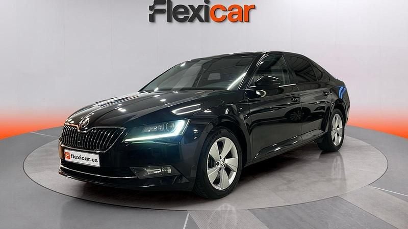 Usado Skoda Superb Style 190 CV (139 kW) 2018 Gris Berlina