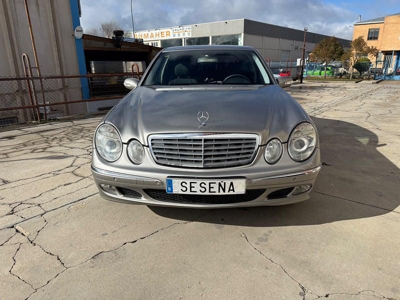 Usado Mercedes E270 Elegance 177 CV (130 kW) 2003 Gris / plata Berlina