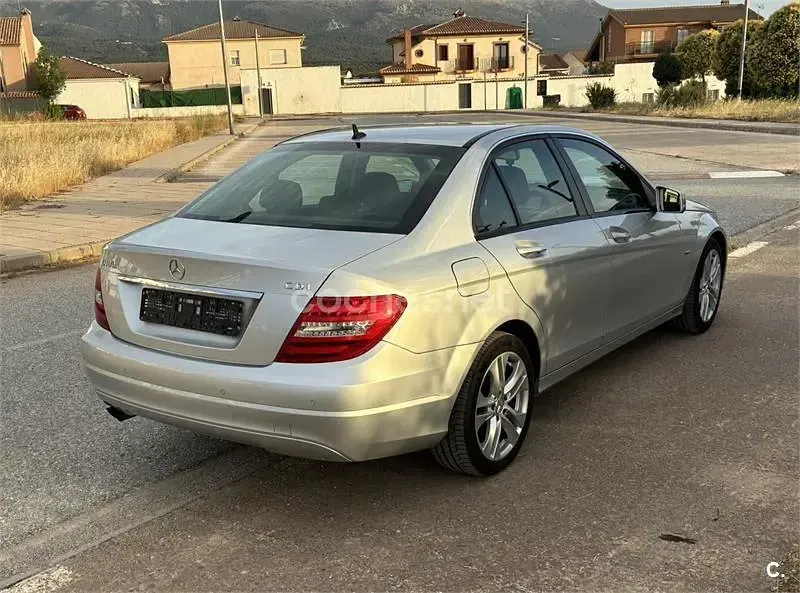 Usado Mercedes C180 120 CV (88 kW) 2011 Gris / plata Berlina