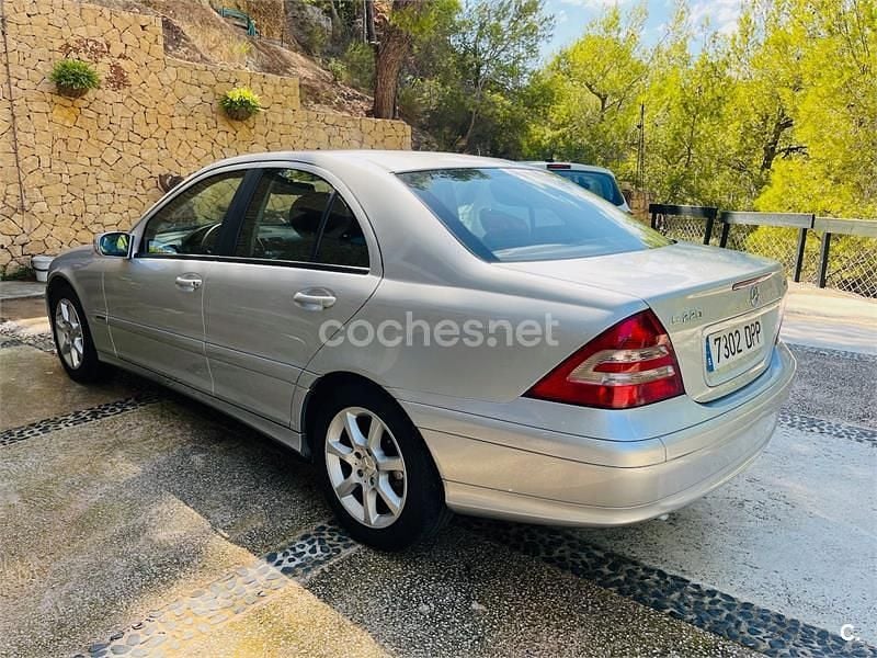 Usado Mercedes C220 Avantgarde 143 CV (105 kW) 2005 Gris / plata Berlina