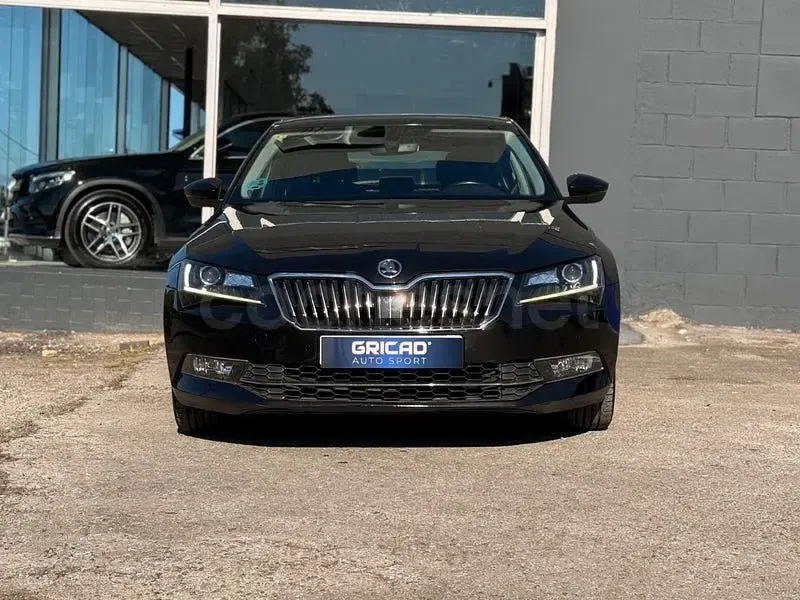 Usado Skoda Superb Ambition 150 CV (110 kW) 2017 Negro Berlina