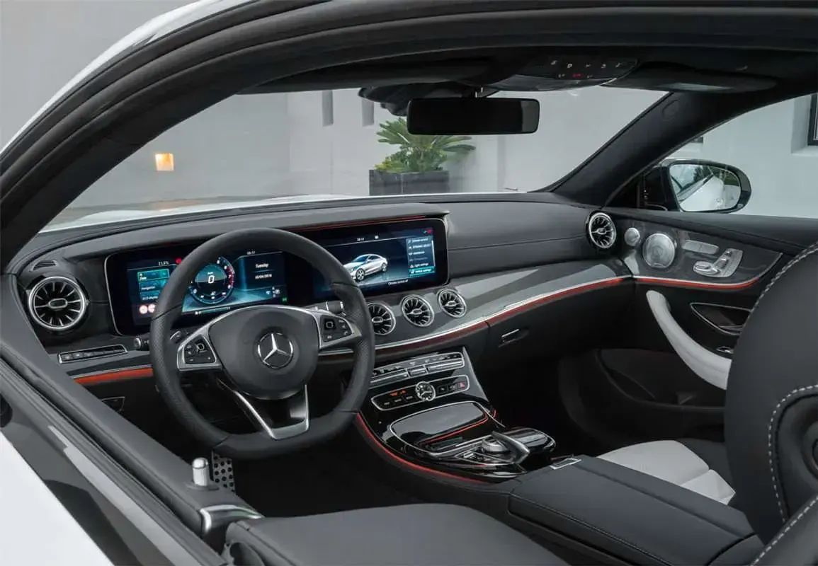 Usado Mercedes E300 245 CV (180 kW) 2017 Plateado Coupe