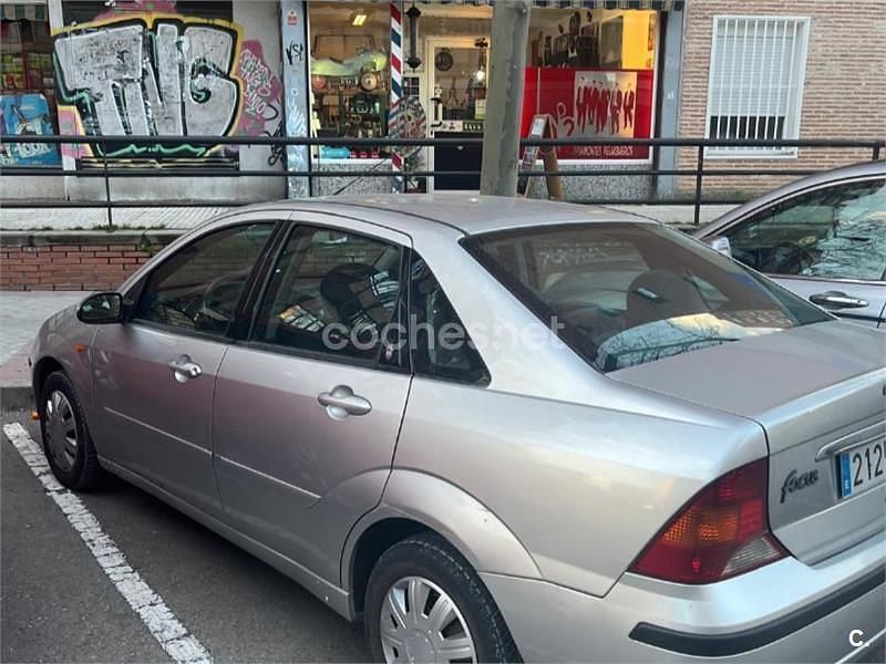 Usado Ford Focus Ghia 100 CV (73 kW) 2002 Gris / plata Berlina
