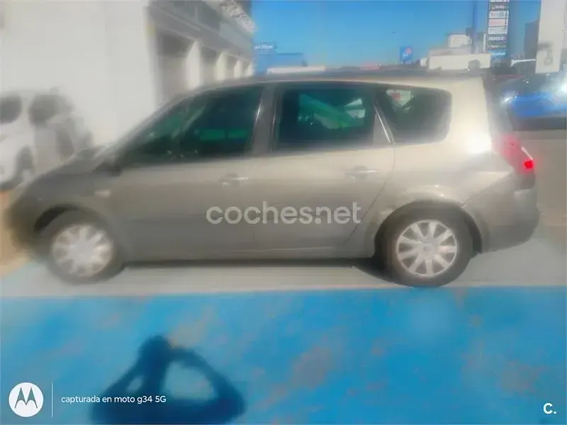 Usado Renault Scenic E-Tech 105 CV (77 kW) 2009 Gris / plata Monovolumen