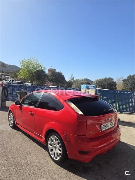 Usado Ford Focus Trend 109 CV (80 kW) 2011 Rojo Berlina
