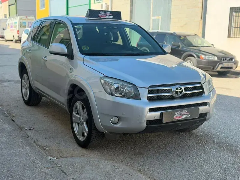 Usado Toyota RAV4 Premium 177 CV (130 kW) 2008 Gris / plata SUV