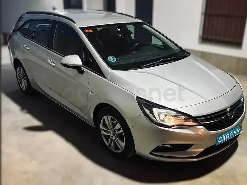 Usado Opel Astra Selective 110 CV (80 kW) 2019 Gris / plata Familiar
