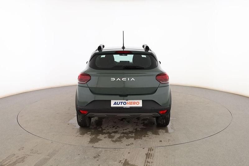 Usado Dacia Sandero Expression 110 CV (80 kW) 2023 Verde Berlina