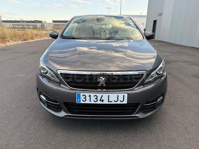Usado Peugeot 308 Style 100 CV (73 kW) 2020 Gris / plata Berlina
