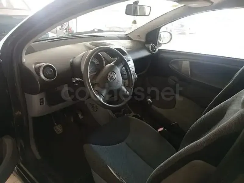 Usado Toyota Aygo 68 CV (50 kW) 2007 Gris / plata Utilitario