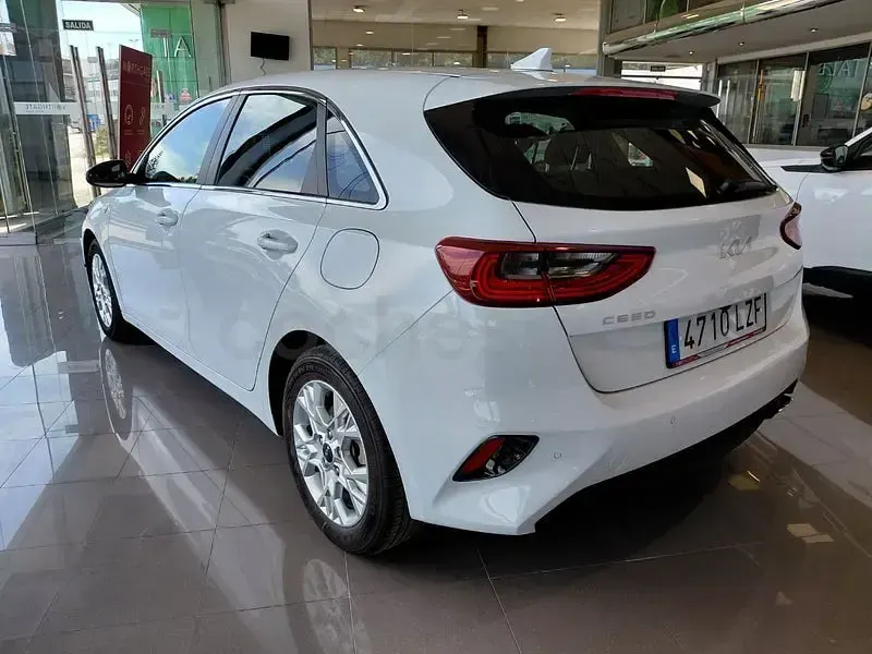 Usado Kia Ceed 100 CV (73 kW) 2022 Blanco Utilitario