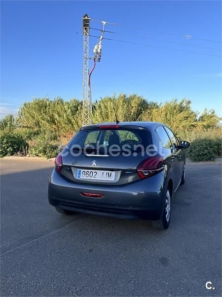 Usado Peugeot 208 Active 75 CV (55 kW) 2015 Gris / plata Utilitario