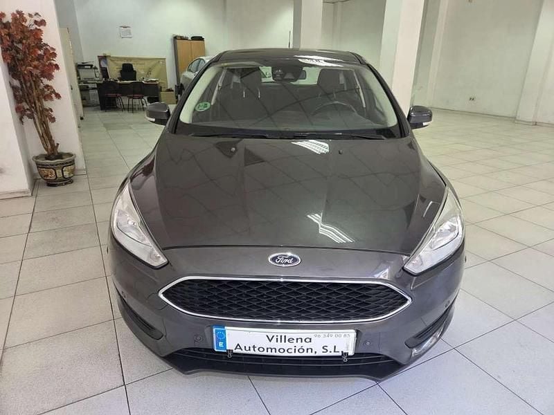 Usado Ford Focus Trend+ 125 CV (91 kW) 2015 Gris Familiar