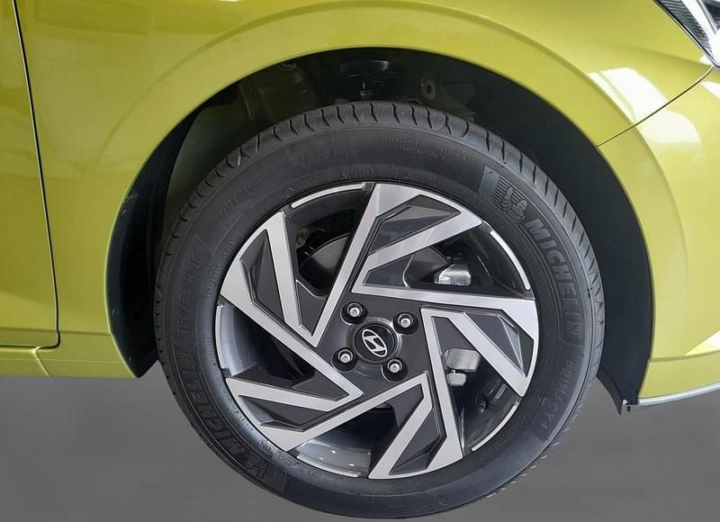 Usado Hyundai i20 Blackline 100 CV (73 kW) 2025 Lima lucid (techo negro) Utilitario