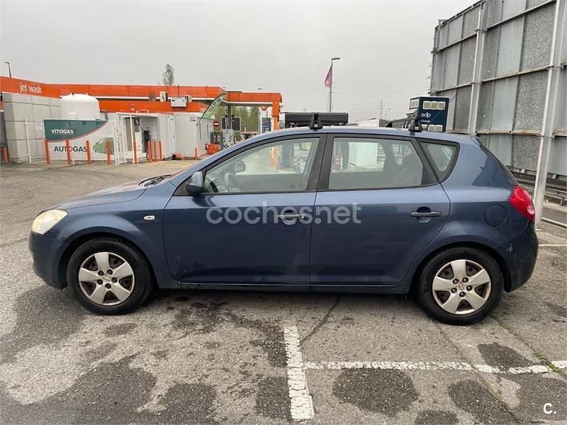 Azul Usado 2007 Kia Ceed Berlina | 3500 € (Precio justo) - Imagen 1/4