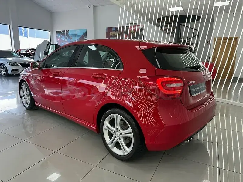Usado Mercedes A180 Style 109 CV (80 kW) 2014 Rojo Utilitario