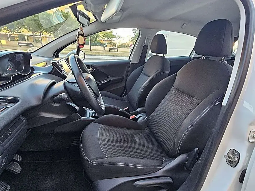 Usado Peugeot 208 Signature Sky 83 CV (61 kW) 2019 Blanco Utilitario