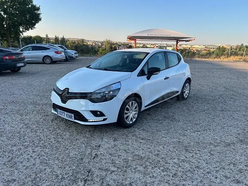Usado Renault Clio IV Business 75 CV (55 kW) 2018 Blanco Berlina
