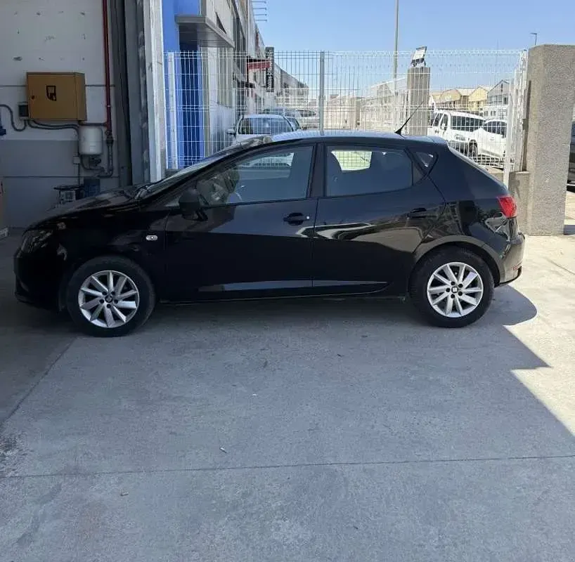 Usado Seat Ibiza ST Reference 90 CV (66 kW) 2016 Negro Familiar