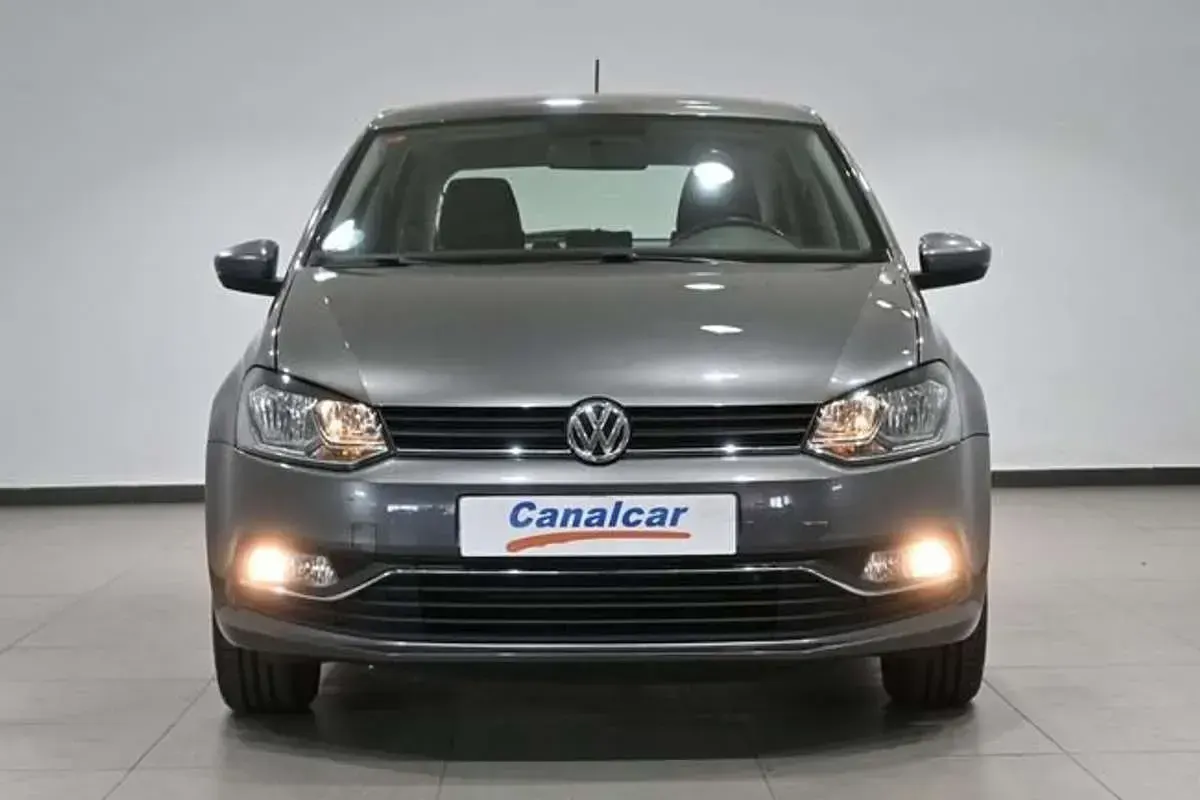 Usado VW Polo Advance 90 CV (66 kW) 2017 Gris Utilitario