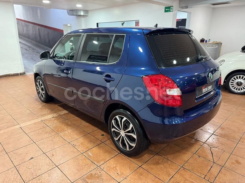 Usado Skoda Fabia 75 CV (55 kW) 2010 Azul Utilitario