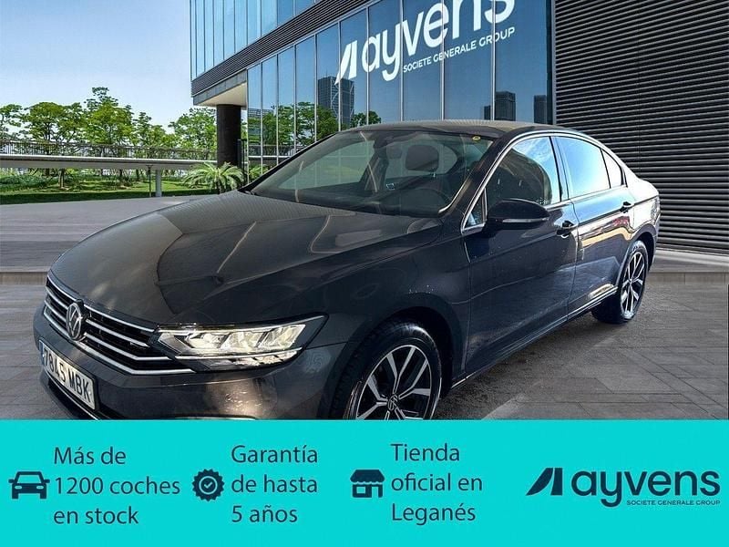 Gris Usado 2022 VW Passat Executive Berlina | 23.500 € (Precio justo) - Imagen 1/4