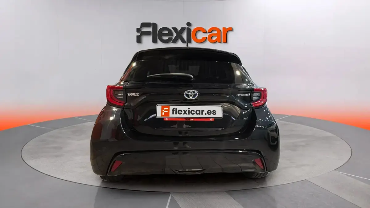 Usado Toyota Yaris Hybrid Active 116 CV (85 kW) 2023 Negro Berlina