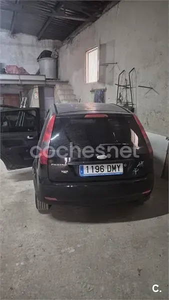 Usado Ford Fiesta Trend 68 CV (50 kW) 2005 Negro Utilitario