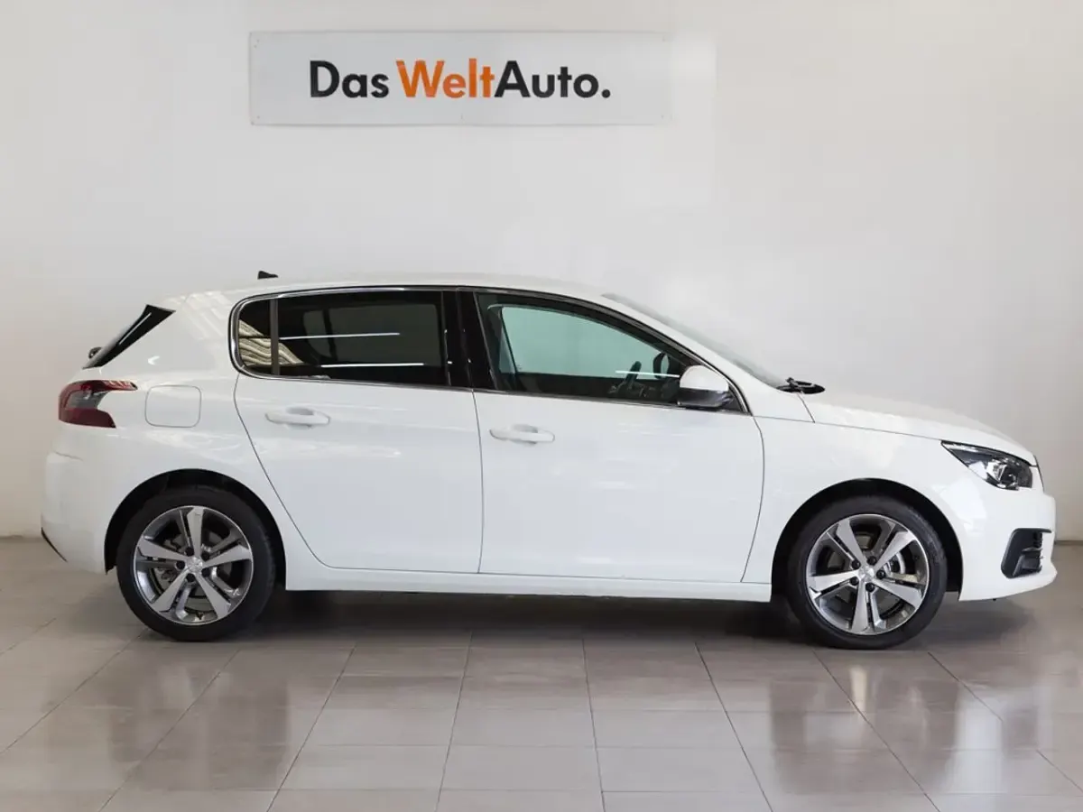 Usado Peugeot 308 Allure 130 CV (95 kW) 2019 Blanco Berlina