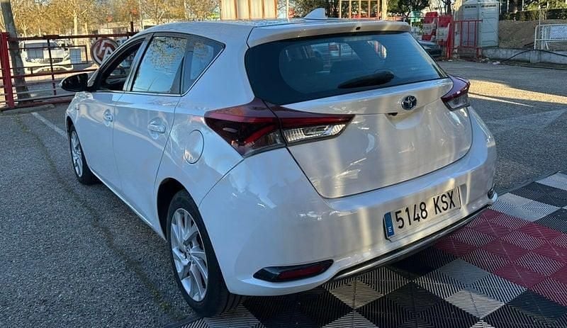 Usado Toyota Auris Hybrid Active 136 CV (100 kW) 2019 Blanco Berlina