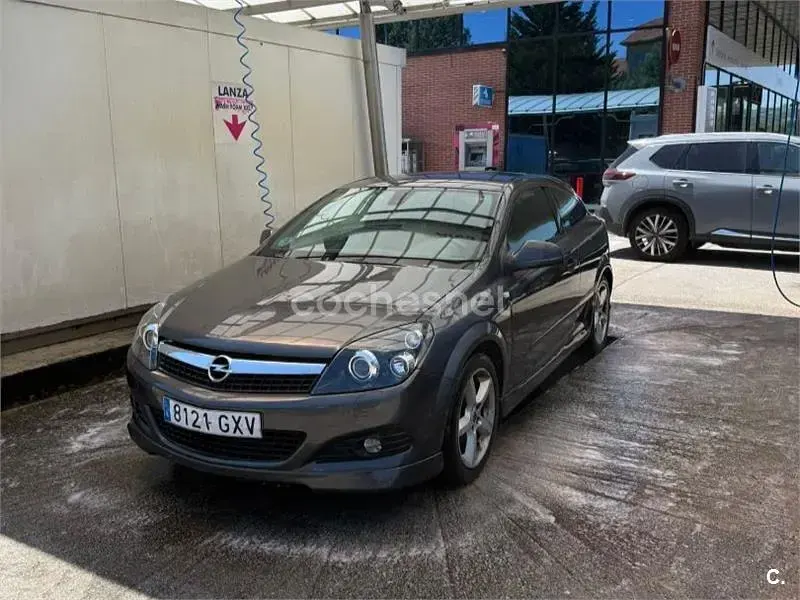 Usado Opel Astra GTC Sport 140 CV (102 kW) 2010 Gris / plata Berlina