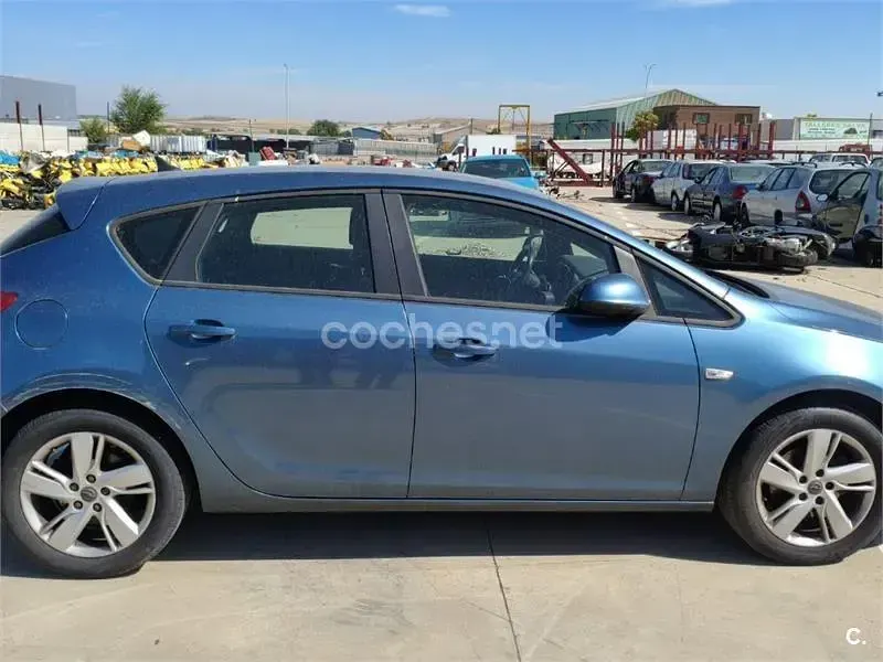 Usado Opel Astra Selective 165 CV (121 kW) 2015 Negro Berlina