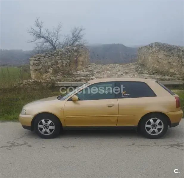 Usado Audi A3 Attraction 110 CV (80 kW) 1998 Beige Utilitario