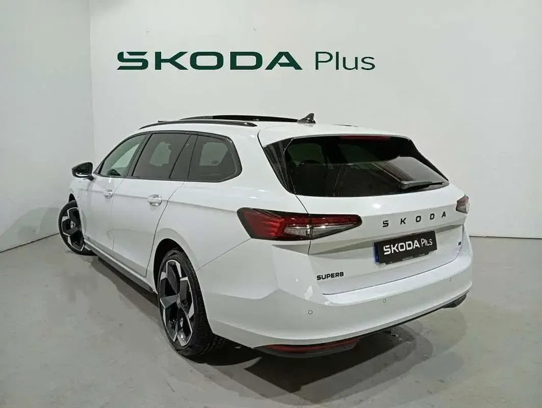 Usado Skoda Superb SportLine 204 CV (150 kW) 2026 Blanco Familiar