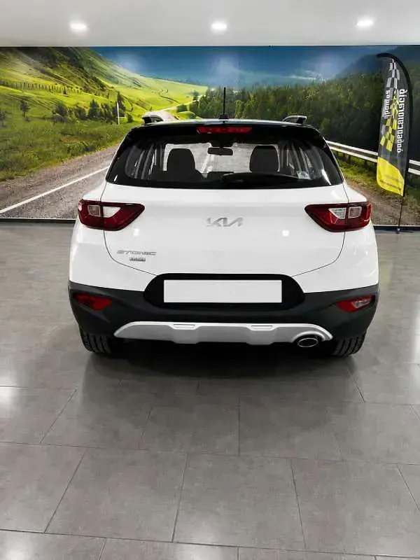 Usado Kia Stonic 101 CV (74 kW) 2023 Blanco SUV