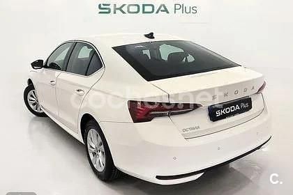 Blanco Usado 2024 Skoda Octavia Berlina | 28.500 € (Un poco caro) - Imagen 1/1