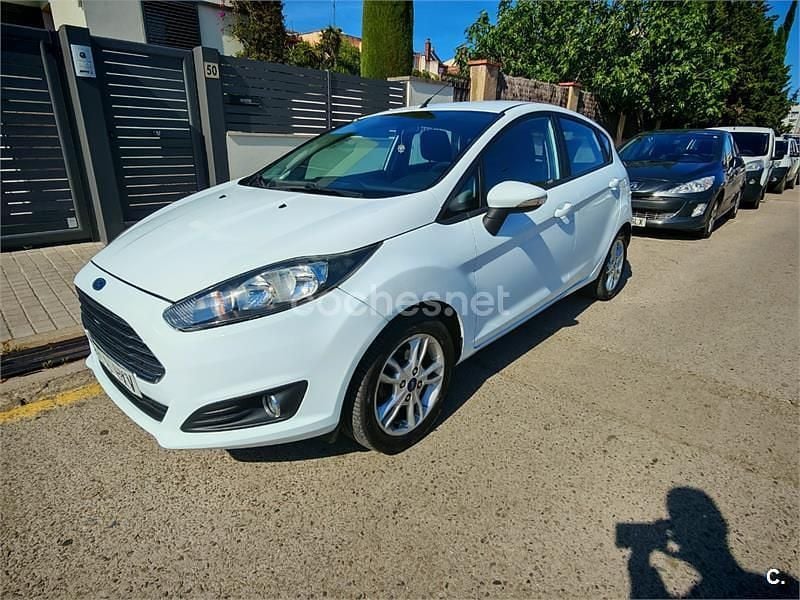 Usado Ford Fiesta Titanium 75 CV (55 kW) 2014 Blanco Utilitario