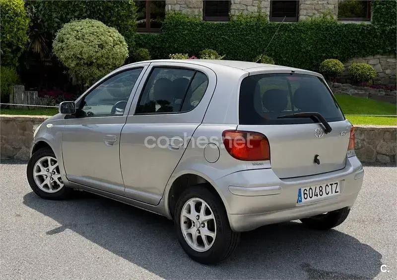 Usado Toyota Yaris T3 87 CV (63 kW) 2004 Gris / plata Berlina